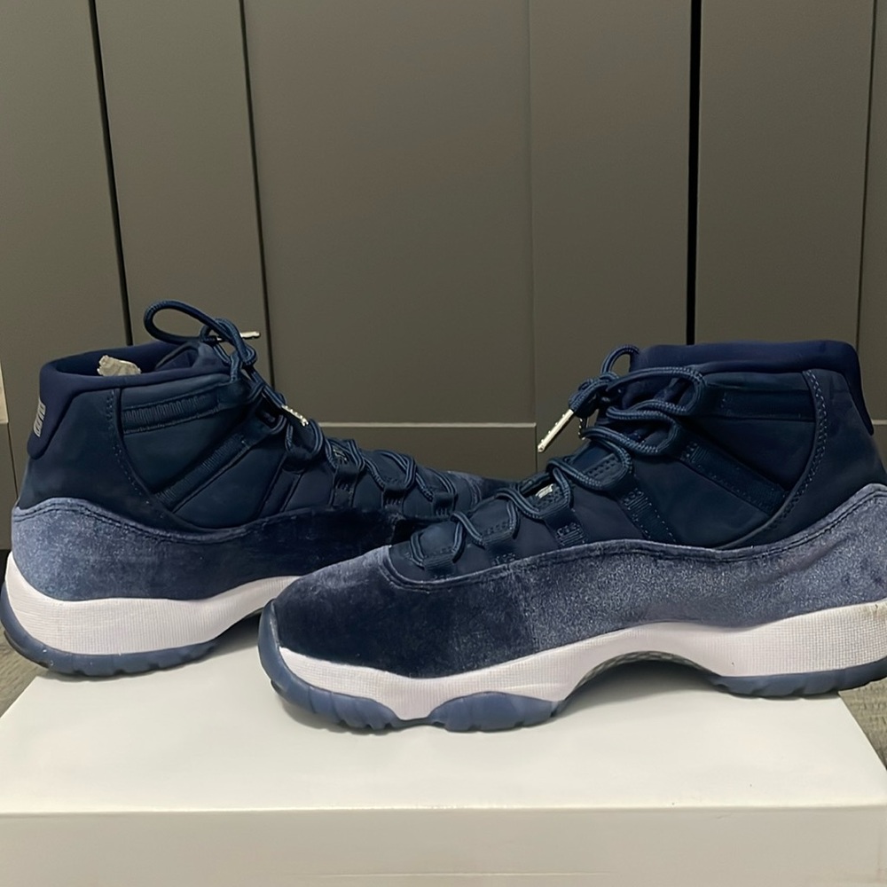 Air Jordan 11, midnight navy/metallic silver. Size 9